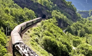Togtur i landskap med fjell og tunnel // Ditt arrangement starter allerede på stasjonen // Best på togreiser // Togcharter // Togcharter.no